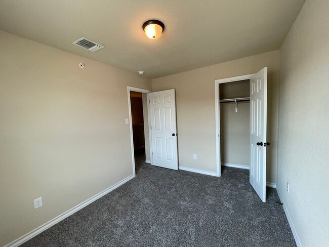 Building Photo - Town home for rent