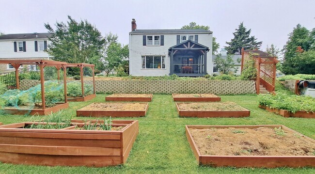 Building Photo - Fully Furnished 4 Bed / 1-1/2 Bath Single Family Home w/2 Car Garage