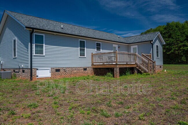 Building Photo - 2128 Chatfield Rd
