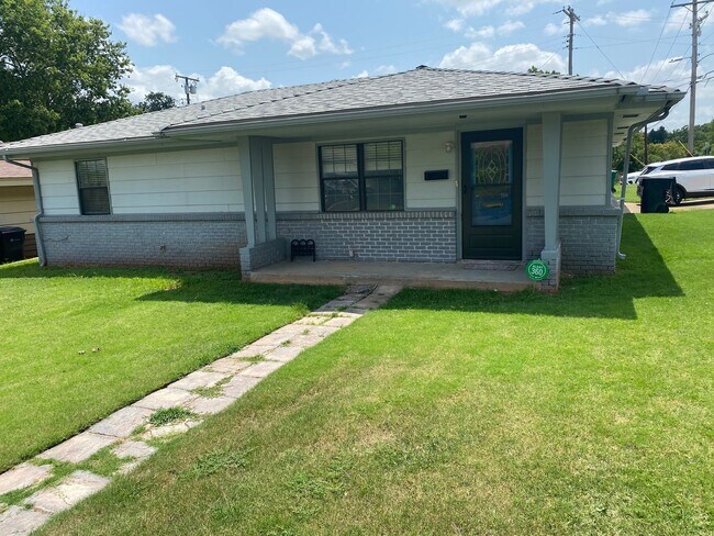 Building Photo - 1500 NE 33rd St