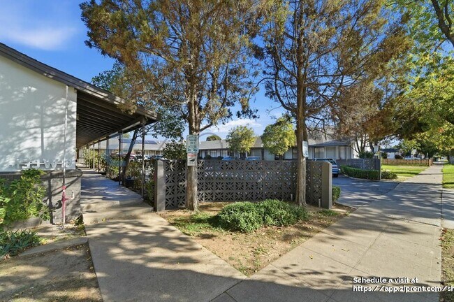 Building Photo - 139 W 18th St