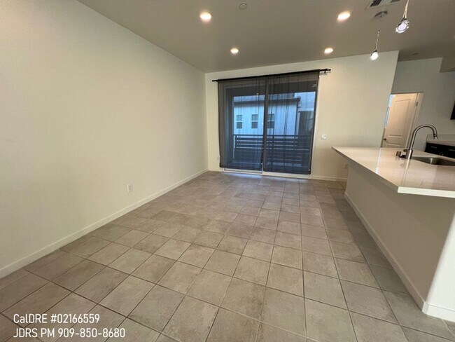 Building Photo - Rancho Cucamonga 3 Bedroom Condo