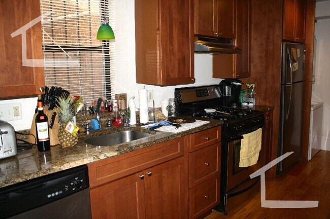 Building Photo - 4Br/1Bth apartment in Boston! Great location! Laundry in UNIT!