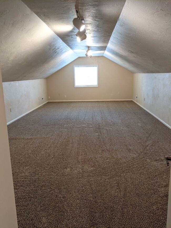 Building Photo - Beautiful 4-Bedroom, 2-Bath Plus Office In...
