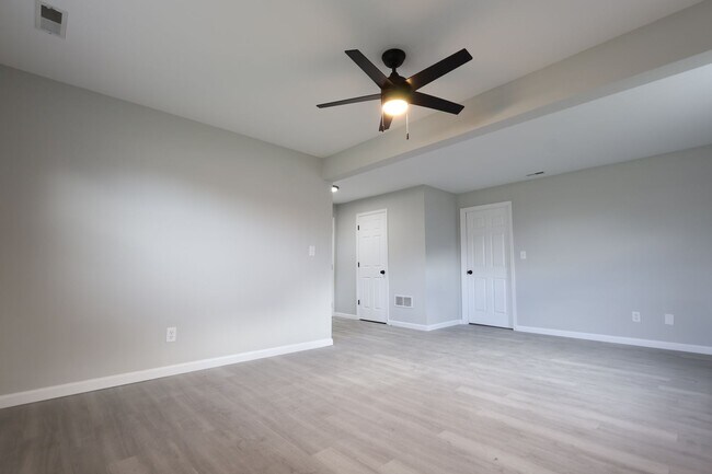 Building Photo - Beautiful 3 Bed 2.5 Bath w/2 Car Oversized Garage