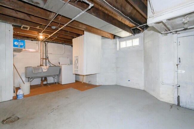Building Photo - 3940 N 64th St