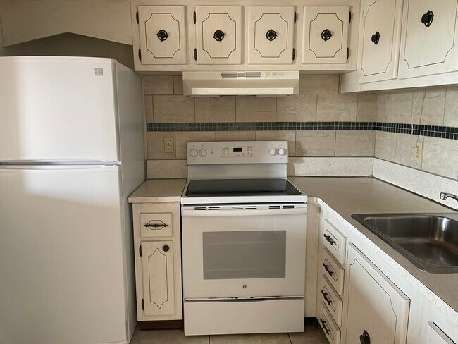 Building Photo - 500 Village Green Cir W