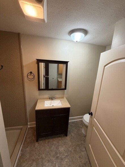 2nd Hall bath 3/4 - 322 N Prairie St