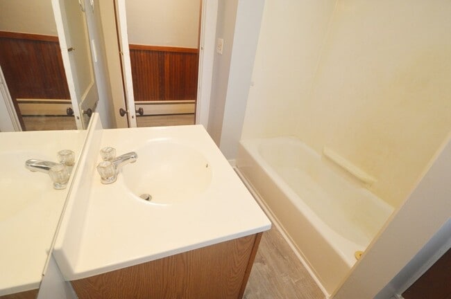 Building Photo - 38 Cascade St