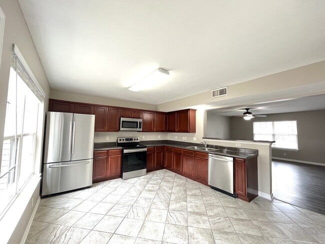 Building Photo - INDIAN PARK END UNIT TOWNHOME!