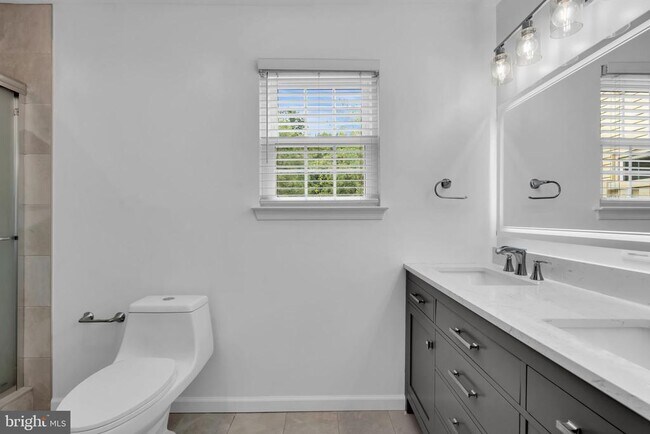 Building Photo - 155 Steeplechase Ct