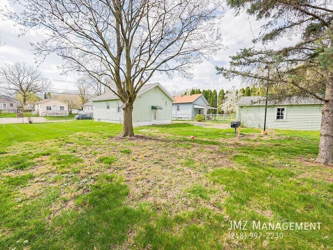 Building Photo - 245 S Edith St