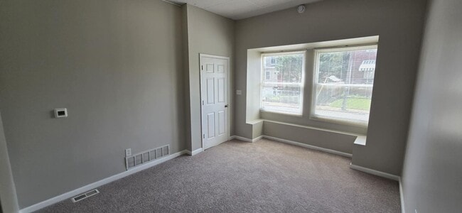 Building Photo - Huge 3-level 3 Bedroom - 2,500 sq/ft!