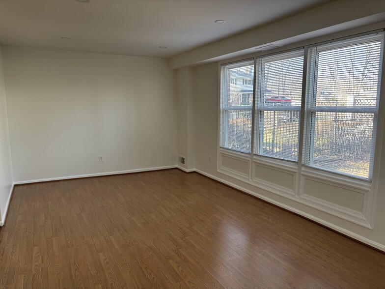 Building Photo - 8903 Victoria Rd