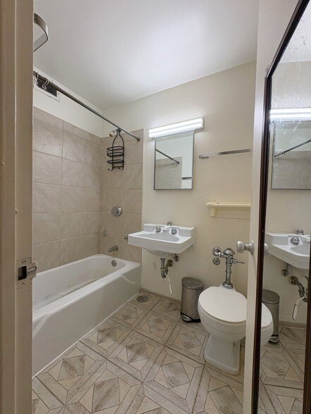 Building Photo - 1450 E 55th Pl