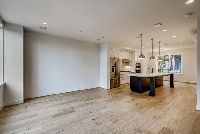 Building Photo - Queen Anne Townhome ~ McGraw Square