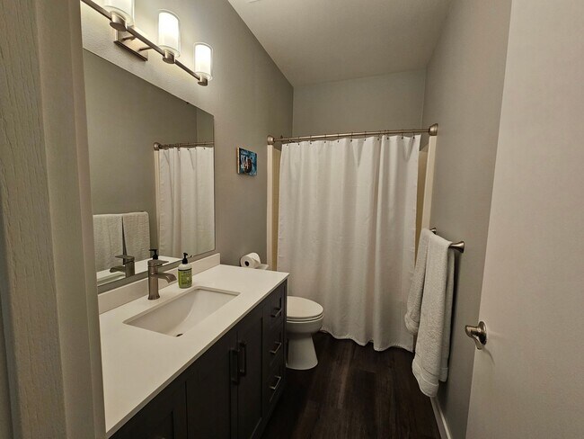Building Photo - Beautiful, updated home in well-established Puyallup neighborhood!
