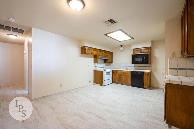 Building Photo - Colett:7579