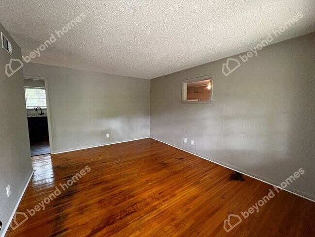 Building Photo - Beautiful and Modern 3 BD 1 BA with 1,196 ...