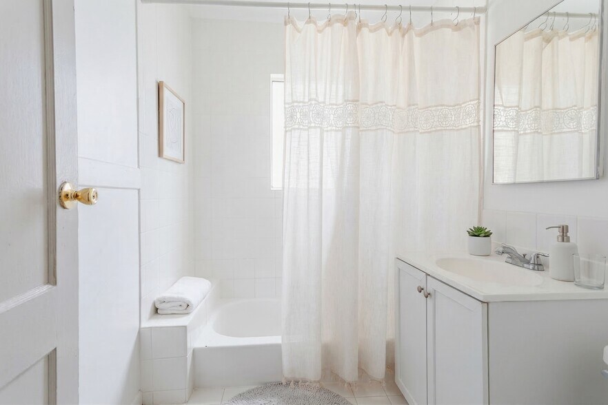 Building Photo - 318 Firmin St