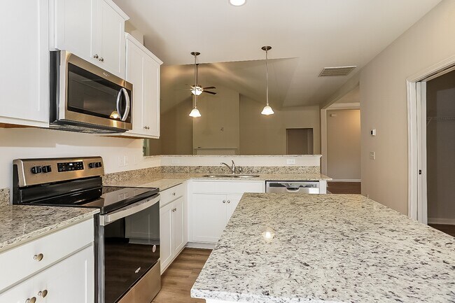 Building Photo - 467 Bainbridge Dr