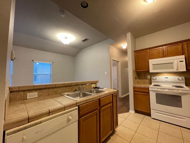 Building Photo - 3/2 Duplex with Garage