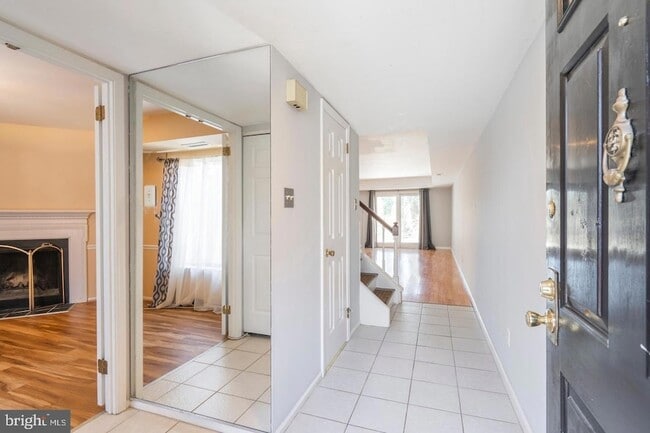 Building Photo - 1004 Worthington Dr