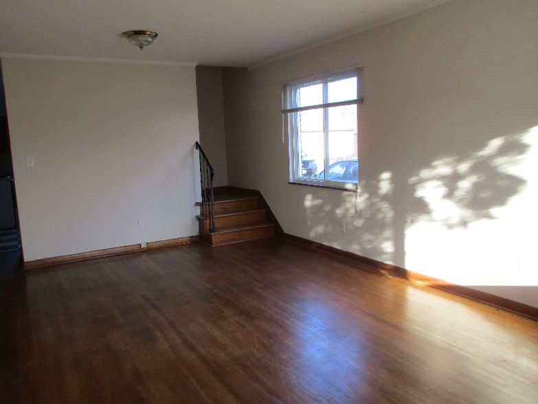 Building Photo - 1862 Kentwell Rd