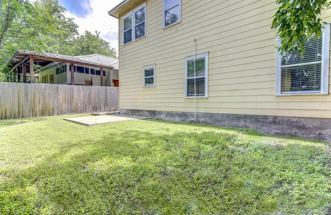 Building Photo - 1702 Singleton Ave