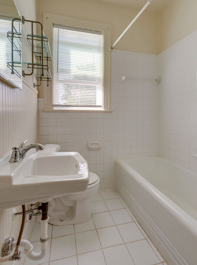 Building Photo - 1601 Stratford Ave