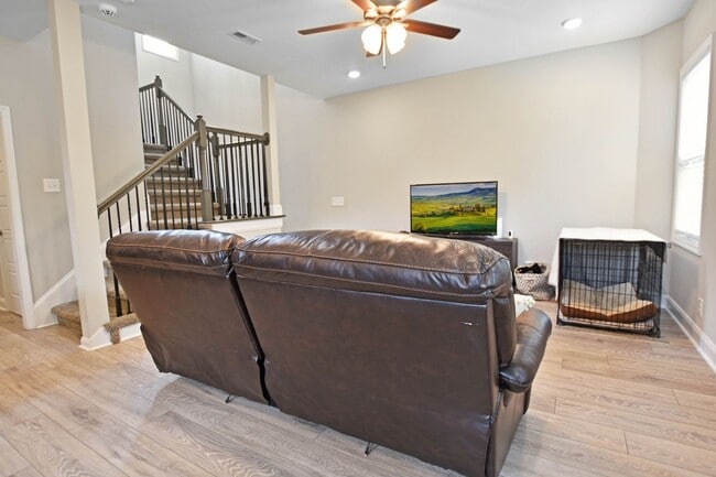 Building Photo - Pet Friendly Three Bedroom!