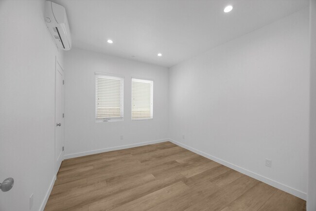 Building Photo - 308 N Catalina Ave