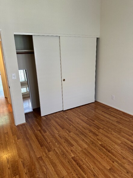 Building Photo - 18 Cove Ln