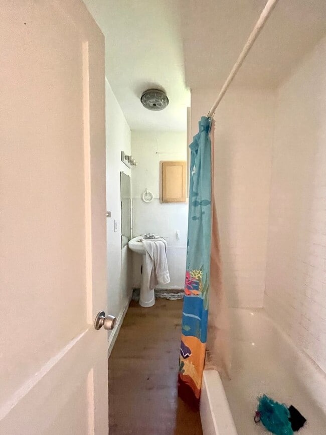 Building Photo - Cedar Crest Home 3 Bed, 1 Bath