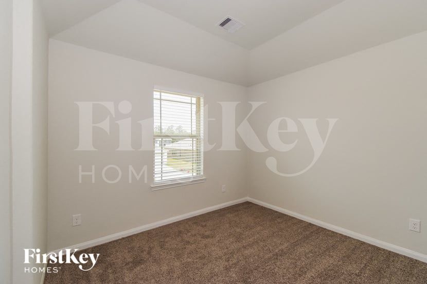 Building Photo - 317 Lk Wy Cir