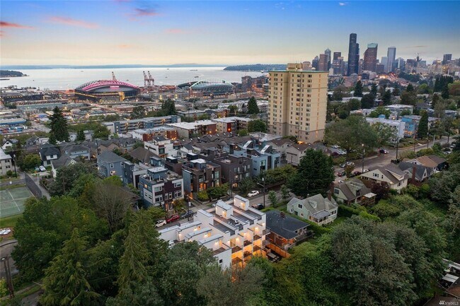 Building Photo - Newer 2 Bed/ 2 Bath Townhome in North Beacon Hill