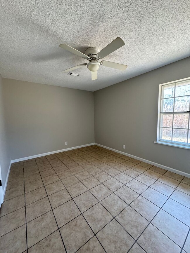 Building Photo - 3 Bed / 1.5 Bath with Bonus Room in BAY - ...