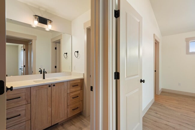 Building Photo - 405 Par Ave