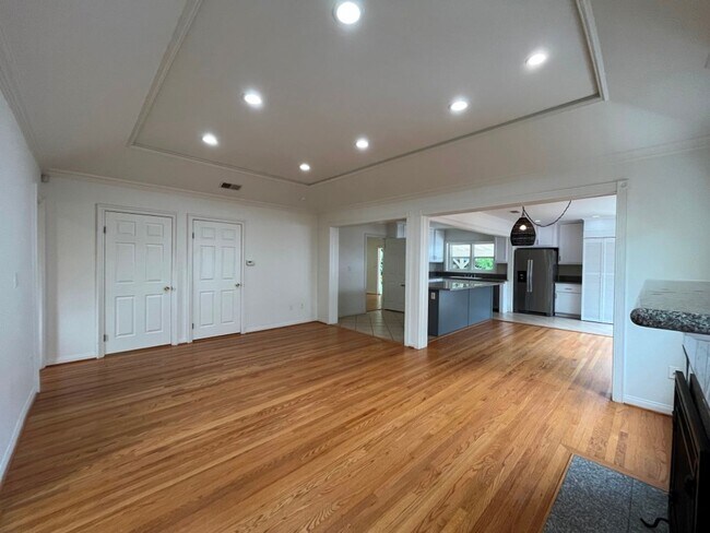 Building Photo - MOVE-IN READY! House w/full guest unit; near to Ventura Blvd!