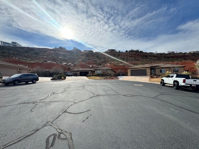 Building Photo - Short Term Fully Furnished Rental! Available May 1st - October 31st!