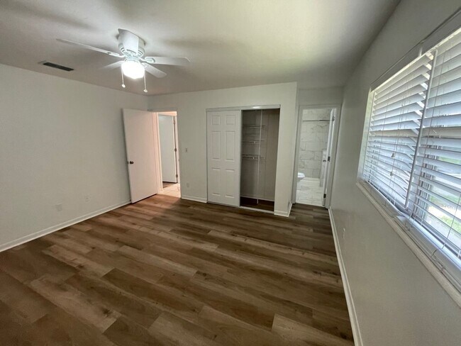 Building Photo - 2526 NW 54th Blvd