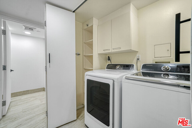 Building Photo - 13600 Marina Pointe Dr