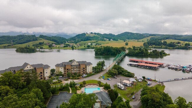 Building Photo - Lakefront Condo for Rent | 2 Bed, 2 Bath |...