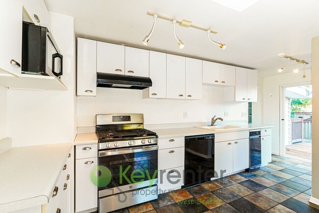 Building Photo - Comfort and Charm in This Bright 2-Bedroom...
