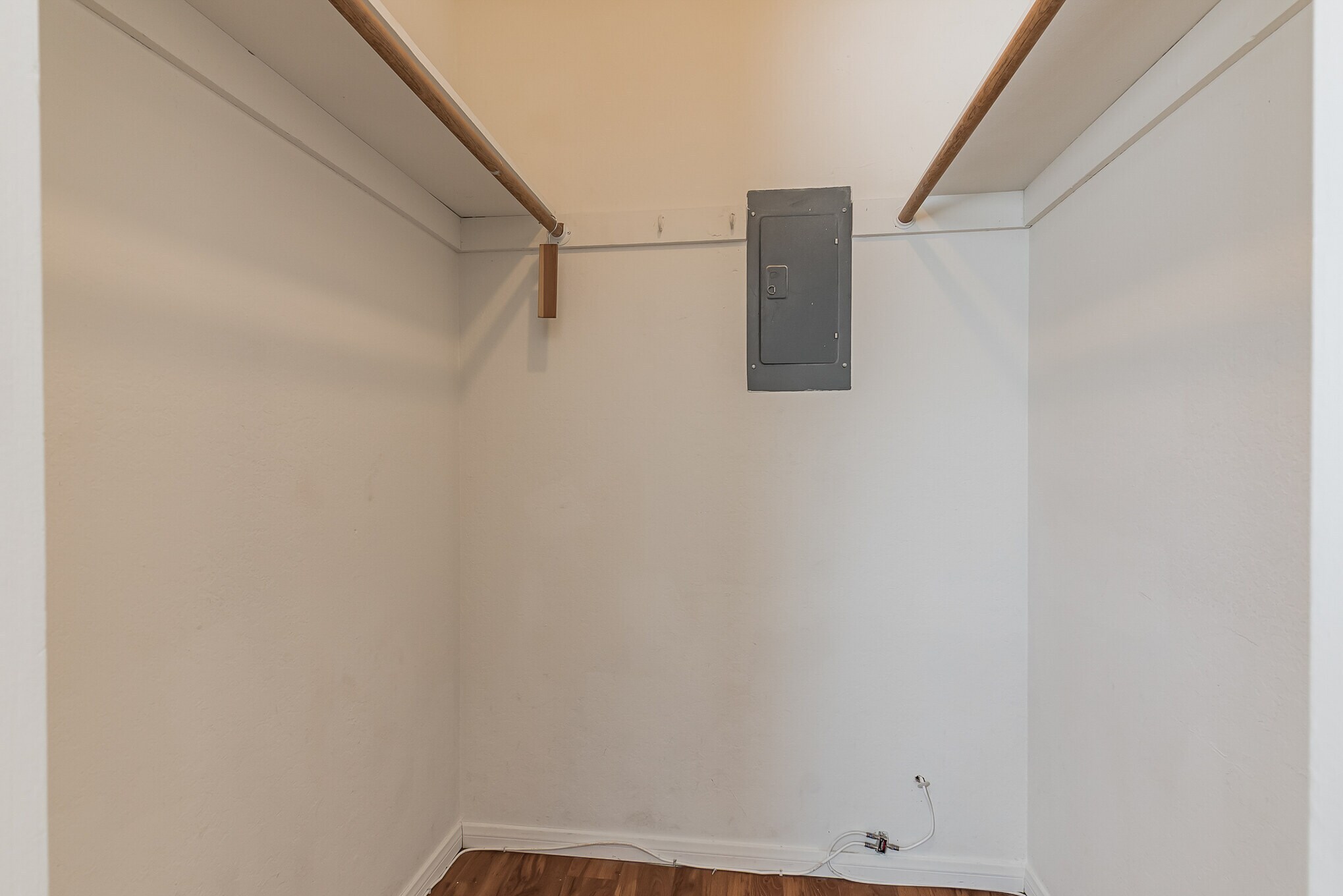 Guest Bedroom - Wall-in Closet - 851 Cypress Ave