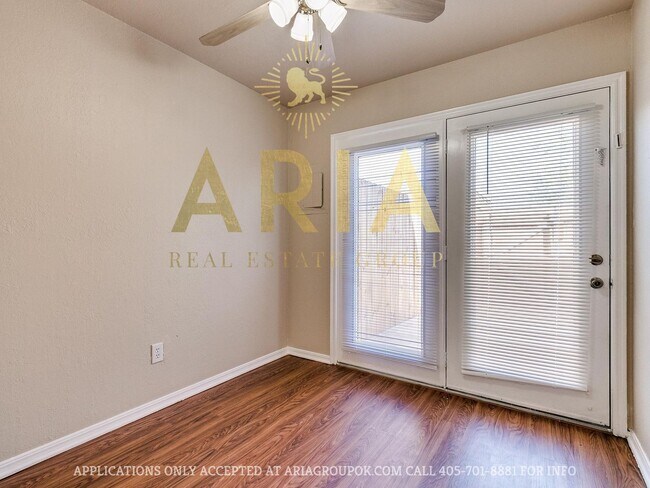 Building Photo - Spacious 2 Bed/1.5 Bath Townhouse in East ...