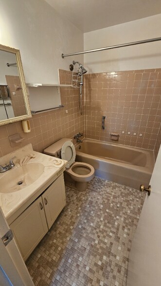 Building Photo - 118 Camelot Ct
