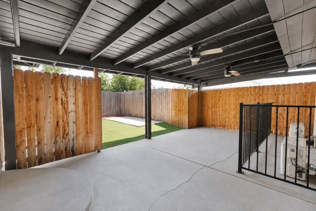 Building Photo - 8840 San Vicente Ave