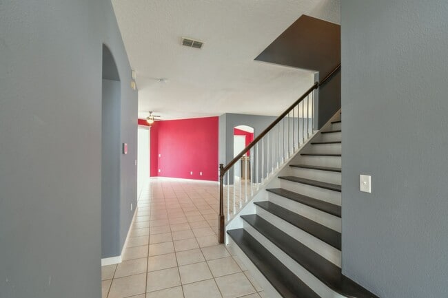 Building Photo - MOVE-IN READY 5 Bed 3.5 Bath Home in Daven...