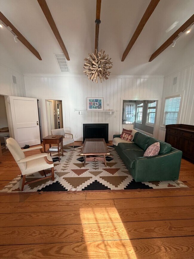 Building Photo - 3BR Beach House on 44th Street
